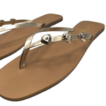 Chinelo Rasteirinha Miami em Couro Ouro Light com Metais Orgânicos - Áine