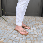 Chinelo Rasteirinha Miami em Couro Caramelo com Metais Orgânicos - Áine