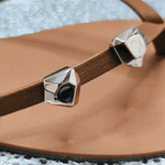 Chinelo Rasteirinha Miami em Couro Caramelo com Metais Orgânicos - Áine