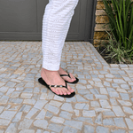 Chinelo Rasteirinha Miami em Couro Preto com Metais Orgânicos - Áine