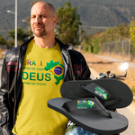 kit camiseta básica com chinelo flep flop Brasil acima de tudo e Deus acima de todos.