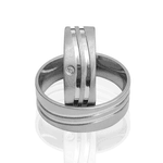 Aliança de Compromisso em Aço Cirúrgico Anatômico 7mm Quadrado com 2 Canaletas Lisa e uma Pedra Feminina
