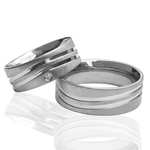 Aliança de Compromisso em Aço Cirúrgico Anatômico 7mm Quadrado com 2 Canaletas Lisa e uma Pedra Feminina