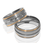 Aliança de Namoro Aço Cirúrgico Anatômica 8mm 2 Canaletas em Ouro / Feminina 1 canaleta Lisa 2 Pedras e 1 Coração Vazado 