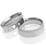 Aliança em Aço de Namoro 6mm Anatômica Quadrada 1 Canaleta Diamantada Lateral 2 Pedras e um Coração Vazado
