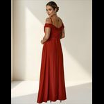 Vestido Longo Ombro A Ombro Em Chiffon – Elegância, Leveza E Sofisticação Terracota