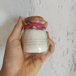 Mini Vela Aromática Personalizada 100g com Pingente e Fita de Camurça