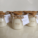 Mini Vela Aromática Personalizada 100g com Pingente e Fita de Camurça