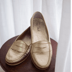 Mocassim Feminino Clássico em Couro Dourado
