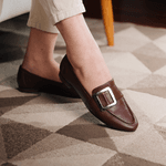 Sapato Eleonora Feminino em Couro com Fivela cor Marrom