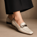Sapato Social Feminino em Couro com fivela cor off white