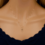 Pingente em Ouro 18K - Menina Vazada Laço e Vestido Cravejados de Zircônias