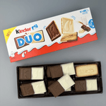 Kinder Duo Biscoitos Cobertos Chocolate ao Leite e Branco 150G