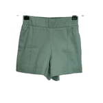 Shorts verde com blusa de poá