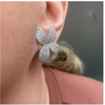 Brinco Flor Cravejado prateado