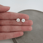 BRINCO FLORZINHA RESINADA NA COR BRANCA E MIOLO COM ZIRCÔNIA CRISTAL DE TARRAXA