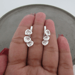 ARGOLINHA COM 3 CORAÇÕES DE ZIRCÔNIA NA COR CRISTAL PENDURADOS DE CLICK 
