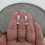 ARGOLINHA COM 3 FILEIRAS DE ZIRCÔNIASE COM UMA ZIRCÔNIA REDONDA PENDURADA DE CLICK