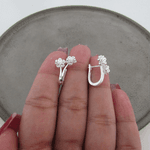 ARGOLINHA OVAL COM FLORZINHA DUPLA COM ZIRCÔNIA VAZADA DE TRAVA 