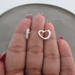 ARGOLA CORAÇÃO FILEIRA COM 4 ZIRCÔNIAS NA COR CRISTAL DE CLICK