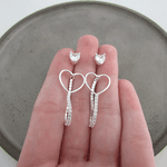 CONJUNTO 2 BRINCOS 1 CORAÇÃO ZIRC CRISTAL E OUTRO CORAÇÃO VAZADO COM RIVIERA CRISTAL