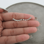 EARCUFF COM 5 ZIRCÔNIAS CRISTAL ENFILEIRADOS FIO CURVADO DE GANCHO