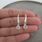 BRINCO TRAÇO BASE COM ZIRCÔNIA REDONDA NA PONTA E GOTA DE ZIRCÔNIA CRISTAL PENDURADA DE TARRAXA