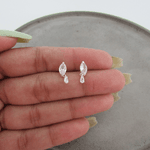 BRINCO ZIRCONIA NAVETE COM GOTINHA PENDURADA DE TARRAXA