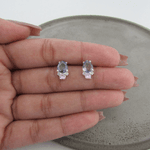 BRINCO GOTA GALERIA DE ZIRCÔNIA NA COR LILÁS COM 2 ZIRCÔNIAS PEQUENAS NO CRISTAL E 1 ZIRCÔNIA NA COR ROSA