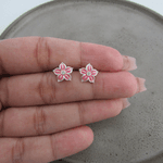 BRINCO FLOR 5 PÉTALAS RESINADAS ROSA MIOLO ZIRCÔNIA DE TARRAXA