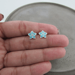 Brinco Flor 5 Pentalas Resinadas Azul Miolo Zirc De Tarraxa