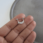 PIERCING PARA CONCH DE ARO QUADRADO COM ZIRCÔNIA REDONDA NO CENTRO E 2 FILEIRAS DE ZIRCÔNIA