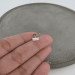PIERCING TRÁGUS RETÂNGULO COM 3 MINI ZIRCÔNIAS BORDA LISA