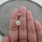 Piercing De Umbigo Oval Vazado Cravejado