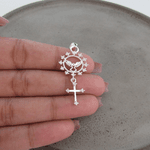 PINGENTE CIRCULO VAZADO COM ZIRCONIAS EM TORNO, ESPIRITO SANTO AO CENTRO E CRUZ PENDURADA 40mm