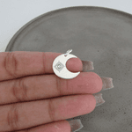 PINGENTE MEIA LUA COM OLHO GREGO E TRAÇOS LASER 17MM