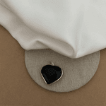 PINGENTE CORAÇÃO GRANDE PEDRA NATURAL ONIX BORDA PRATA CLARA