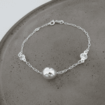 PULSEIRA 1 BOLA GRANDE E 2 ZIRCÔNIAS REDONDAS NA COR CRISTAL CORRENTE CARTIER
