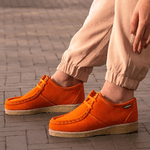 Sapato London Feminino couro tangerina, solado crepe látex e palmilha anatômica.