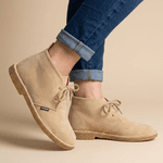 Bota Camping Taupe em couro legitimo com solado crepe em borracha látex.