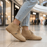 Bota Camping Taupe em couro legitimo com solado crepe em borracha látex.