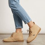 Bota Camping Taupe em couro legitimo com solado crepe em borracha látex.