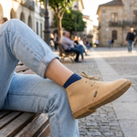 Bota Camping Taupe em couro legitimo com solado crepe em borracha látex.
