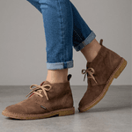 Bota Camping Chocolate em couro legitimo com solado crepe em borracha látex.