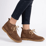Bota Camping Chocolate em couro legitimo com solado crepe em borracha látex.