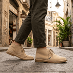 Bota Camping Taupe em couro legitimo com solado crepe em borracha látex.