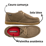 Sapato London clássico em couro cáqui, solado crepe látex e palmilha anatômica.