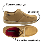 Sapato London Clássico em couro bege, sola crepe em látex e palmilha anatômica.