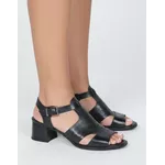 Sandália de Salto em Couro Preto