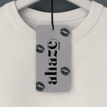 TAGS PERSONALIZADAS ALTO RELEVO + VERNIZ LOCALIZADO FRENTE - Verso padrão.